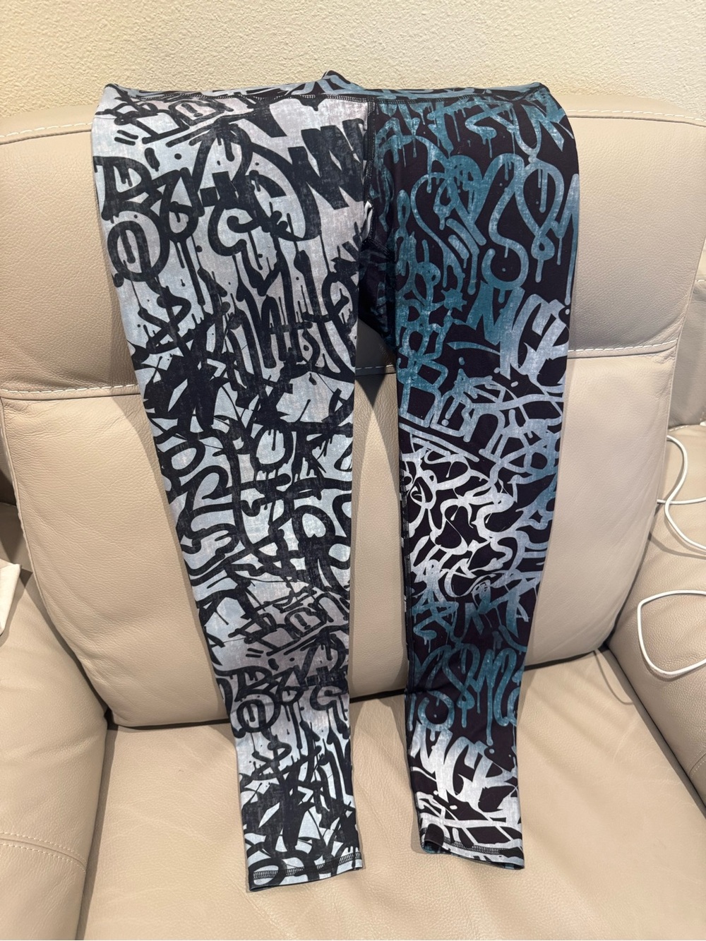 Niyama Sol Grafitti-Print Leggings - Black & Teal